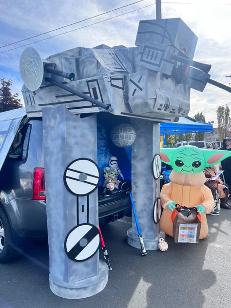 Mandalorian Trunk Or Treat, Star Wars Trunk Or Treat Ideas For Suv, Star Wars Trunk Or Treat Ideas For Cars, Trunk Or Treat Star Wars, Star Wars Trunk Or Treat Ideas, Star Wars Halloween Decorations, Trunker Treat Ideas, Trunk Or Treat Ideas, Cute Group Halloween Costumes