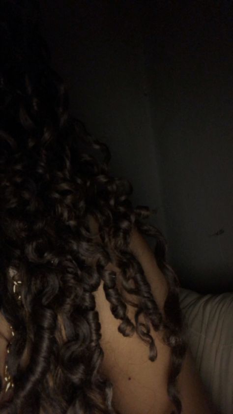 Faceless Pics Curly Hair, Curly Hair Latina, Hair Mirror, Risky Pictures, Ariana Grande Images, Mixed Curly Hair, Brown Curly Hair, Flipagram Instagram, Curly Hair Photos