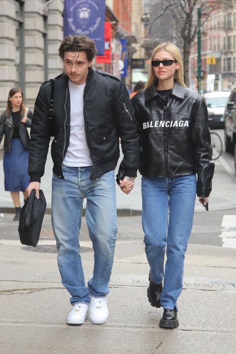 Celebrity Couples Matching Outfits –30 Couples Who Nailed It Couple Outfits Matching, Brooklyn Beckham, Nyc Girl, Coordinating Outfits, Matching Couple Outfits, Outfit Trends, Stylish Clothes For Women, Loose Outfit, Couple Outfits