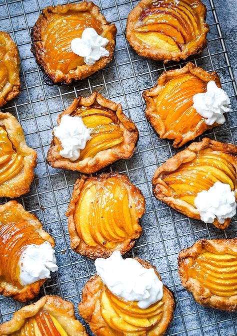 Best Galette Recipe, Mini Fruit Gallete, Baked Peach Recipes, Peach Tart Recipe Mini, Mini Peach Galette, Fancy Peach Desserts, Individual Peach Desserts, Peach Galette Recipe Easy, Peach Tarts Mini