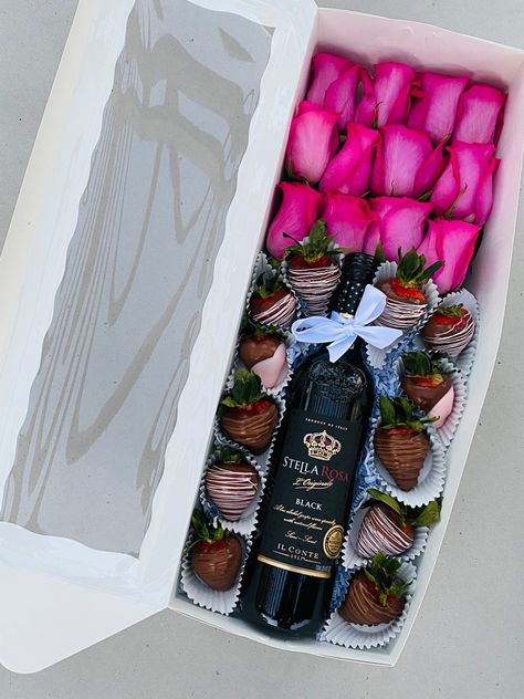 Roses, wine and chocolate berries box! Wine Bottle Bouquet, Wine Gift Idea, Wine Gift Box Ideas, Strawberry Boxes, Bottle Bouquet, Cake Shop Design, Valentine Strawberries, Chanel Cake, Valentines Gift Idea