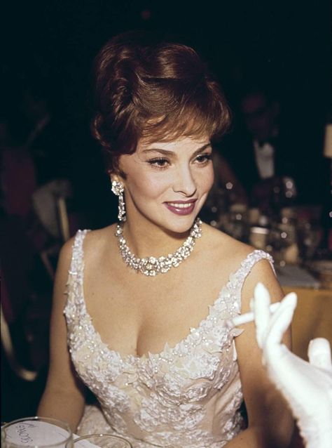 Vintage Hollywood Fashion, Oil Based Perfume, Models 90s, Gina Lollobrigida, Celebrity Photography, Hollywood Cinema, Celebrity Skin, Italian Actress, Ancient Beauty