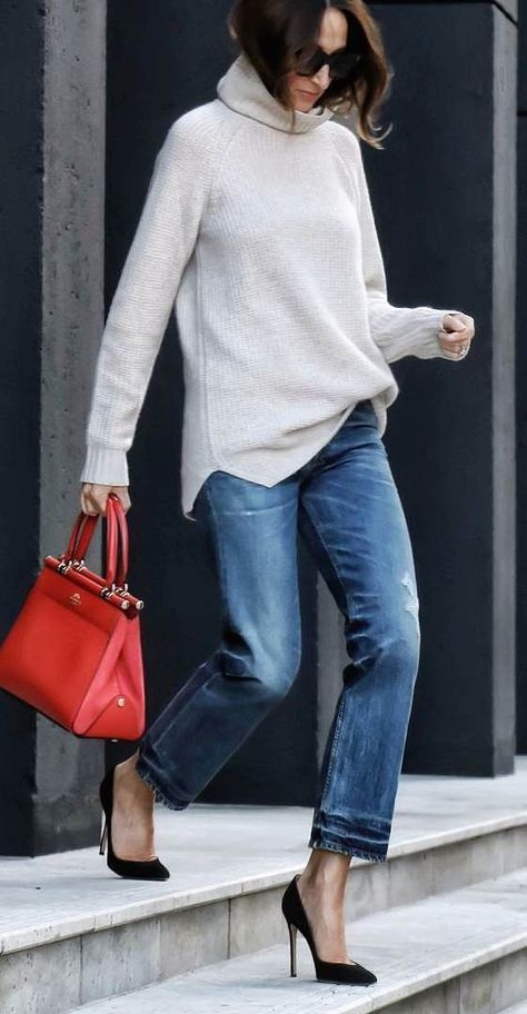 Jeans Heels Outfit, Jeans Trend, Fall Fashion Coats, Mode Tips, Outfit Jeans, Mode Casual, Red Handbag, Fashion Blogger Style, Casual Winter Outfits