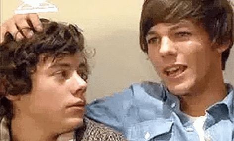 Larry Cute GIF - Larry Cute HarryStyles - Discover & Share GIFs Larry Stylinson Gif, Larry Gif, Princess Parking, Larry Shippers, I Believe In Love, Louis And Harry, Larry Stylinson, Liam Payne, Niall Horan