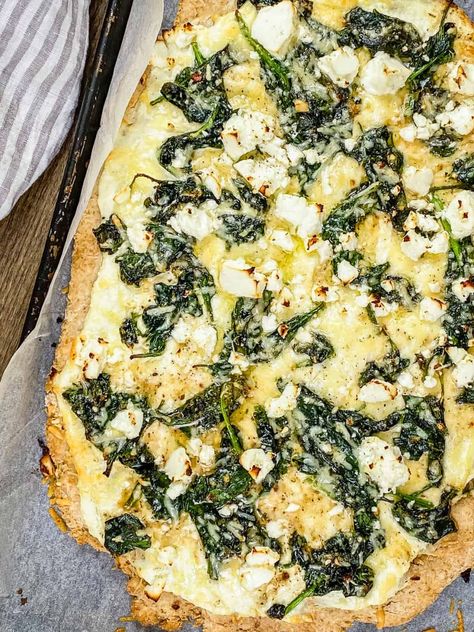 White Pizza Recipe With Ricotta And Spinach, White Spinach Pizza, Pizza Florentine, Spinach Feta Pizza, Spinach Pizza Recipe, Florentine Pizza, Pizza With Spinach, Cream Cheese Pizza, Cook Fresh Spinach