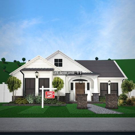 Townhomes Bloxburg, Modern Farmhouse Bloxburg Layout 1 Story, Bloxburg Small House Ideas Exterior, Small Fall House Bloxburg, Small Bloxburg House Exterior, Roof Ideas Bloxburg, Bloxburg Exterior Ideas 1 Story, Front Porch Ideas Bloxburg, One Story Bloxburg House Layout