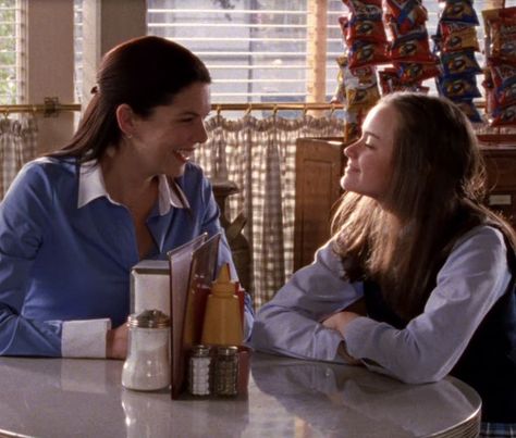 Lorelai Gilmore Pink, Rory And Lorelai Season 1, Lorelai And Rory Relationship, Lorelai Gilmore Smiling, Gilmore Girls Lorelai And Rory, Gilmore Girls Lorelai, Gilmore Girls Fashion, Babette Ate Oatmeal, Beatiful People