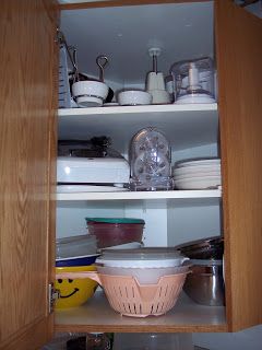 Dealing with corner kitchen cabinets -Another possibility for corner cabinet...bowls. Organize Corner Kitchen Cabinet, How To Organize Corner Kitchen Cabinet, Corner Cupboard Organization, Corner Cupboard Kitchen, Declutter Kitchen Cabinets, Cabinet Labels, Kitchen Corner Cabinet Ideas, Half Wall Kitchen, Corner Kitchen Cabinets