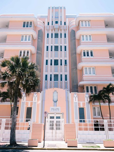 The Miami Art Deco building in Ashford avenue, San Juan Puerto Rico Miami Building, Art Deco Exterior, Puerto Rico Travel, Beach Art Deco, Miami Art Deco, Art Deco Interior Design, Streamline Moderne, Interior Minimalista, Art Deco Buildings