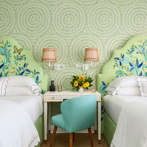 Palm Beach Bedroom, Palm Beach Apartment, Twin Sized Bed, Colony Hotel, Pink Hotel, Green Preppy, Florida Aesthetic, The Colony Hotel, Palm Beach Chic