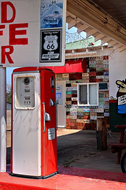 Early Bird Diner Gas Pump,  Route 66 - Davenport, Oklahoma Old Gas Pumps, Vintage Gas Pumps, Pompe A Essence, Old Gas Stations, Station Service, Fotografi Vintage, Gas Pump, Vintage Coca Cola, Gas Stations