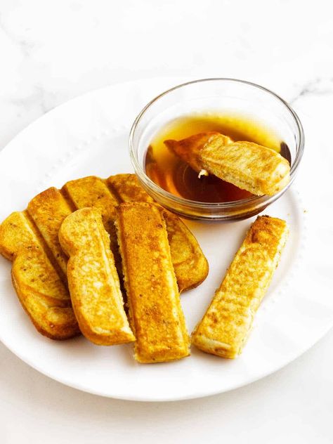 Air fryer frozen French toast sticks cook up crispy on the outside, tender on the inside in just minutes, even on a busy morning. Serve with some maple syrup for dipping and be a breakfast hero! Why You Will Love This Recipe When you air fry frozen French toast sticks you get much better results than using a conventional oven. No more soggy, hard, or burnt French toast sticks - air fryer frozen French toast sticks Freeze French Toast, Eggo French Toast, Frozen French Toast Sticks, Frozen French Toast, Peanut Butter Nutella, 30 Minute Meals Easy, Frozen Waffles, French Toast Sticks, Breakfast Wraps