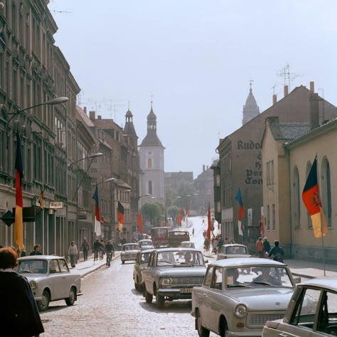 DDR-Bilde von Thomas Billhardt Ddr Aesthetic, East German Car, History Of Germany, Back In The Ussr, Before The Fall, East Berlin, East Europe, Berlin Wall, East Germany