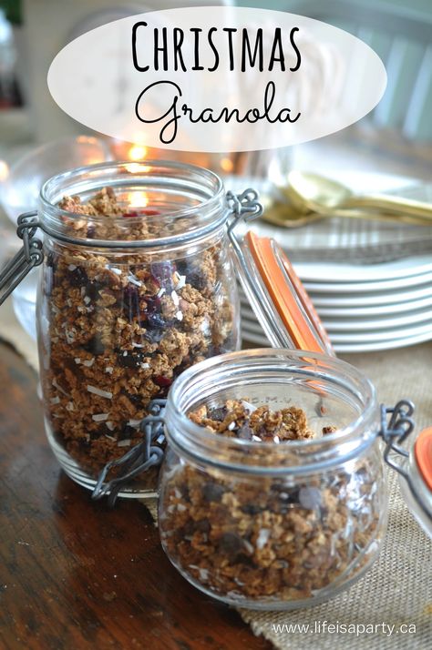 Christmas Granola, Granola Gift, Oatmeal Granola, Granola Ingredients, Fruit Gifts, Edible Gifts, Granola Recipes, Homemade Granola, Xmas Ideas