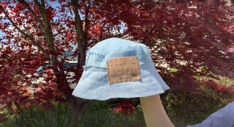 Bucket Hat Tutorial, Jean Bucket Hat, Jean Projects, Ikea Bag, Diy Elastic, Blouse Tutorial, Pretty Apron, Stitching Projects, Diy Denim