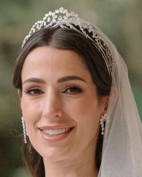 ROYALFAVOURITES (@royalfavourites) • Instagram photos and videos Princess Rajwa, Bridal Hair Tiara, Hair Tiara, Wedding Tiaras, Bridal Makeup Images, Makeup Images, Royal Crowns, Queen Rania, Tiara Hairstyles