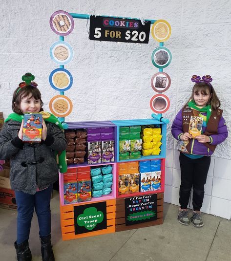 Girl Scout Cookie Booth using crates Drive Through Cookie Booth, Girl Scouts Booth Ideas, Girl Scout Wagon Ideas, Girls Scout Cookie Booth Ideas, Cookie Booth Display Ideas, Gs Cookie Booth Ideas, Girlscout Booth Ideas, Daisy Cookie Booth Ideas, Girl Scout Cookie Wagon Ideas