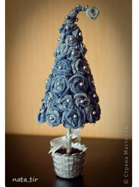 Fabric Christmas Trees Diy, Fabric Ornaments Diy, Denim Christmas Tree, Denim Christmas, Candle Lighting, Denim Crafts Diy, Jeans Crafts, Small Christmas Tree, Fabric Christmas Trees