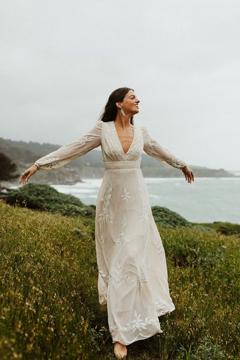 Belize Dress from BHLDN | Photo: @indiaearl | Bride: @mia_colona Wedding Dress Untraditional, Belize Wedding, Casual Beach Wedding, Making A Wedding Dress, How To Dress For A Wedding, Spring Wedding Dress, Woodsy Wedding, Royal Wedding Dress, Anthropologie Wedding