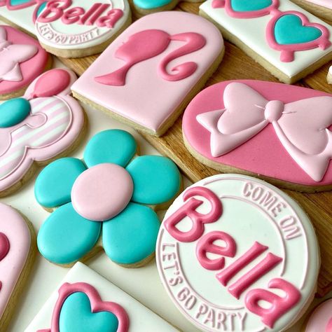 Barbie Birthday Cookies, Galletas Aesthetic, Barbie Cookies, Ice Cookies, Barbie Cupcakes, Cookies Birthday, Royal Iced Cookies, Barbie Sets, Barbie Birthday Party