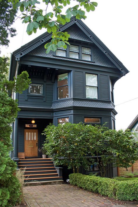 Victorian House Colors, Modern Victorian Homes, Black Houses, New Victorian, Dark House, Casas Coloniales, Casa Vintage, Modern Victorian, Black House Exterior