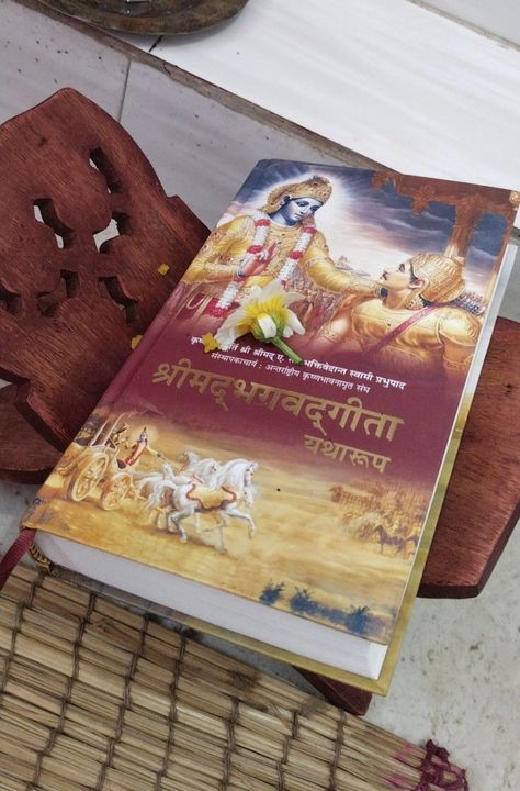 God Aesthetic Pictures Hindu, Praying God Hindu, Pray Aesthetics Hindu, Praying Hindu Aesthetic, Geeta Aesthetic, Hindu Praying Aesthetic, Krishna Devotee Aesthetic, Bhagwat Gita Book, Pray Hindu