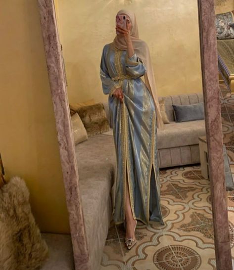 Kaftan Hijab, Kaftan Simple, Caftan Simple, Moroccan Dresses, Morrocan Fashion, Moroccan Kaftan Dress, Moroccan Aesthetic, Algerian Clothing, Estilo Hijab