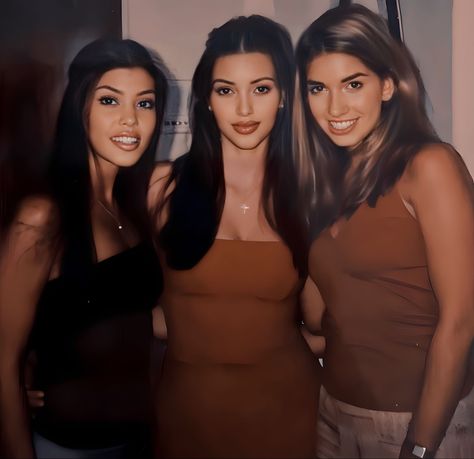 Young Kourtney Kardashian, Kourtney Kardashian Young, Kim Kardashian 2000's, Kim And Kourtney Kardashian, Young Kim Kardashian, Kimberly Kardashian, Kim Kadarshian, 2000s Vibe, Kim And Kourtney