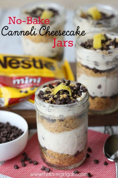 No-Bake Cannoli Cheesecake Jars are a modern spin on the classic Italian dessert. They are easy to make, delicious, and perfect for a crowd. This no-bake dessert is perfection. Desserts In Jars, Cannoli Cheesecake, Cheesecake Jars, Mason Jar Desserts, Cheesecake In A Jar, Mini Pastries, Dessert In A Jar, Mason Jar Meals, Birthday Desserts