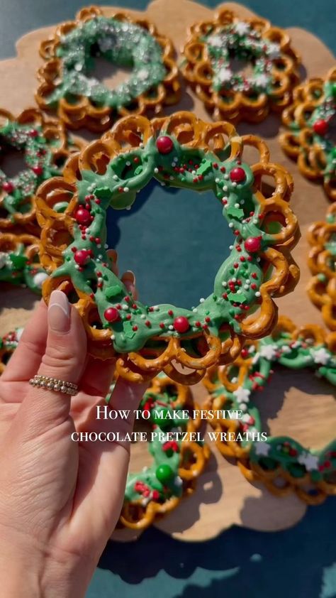 10K views · 158 reactions | How to make festive chocolate pretzel wreaths⬇️ Today it’s how to make festive chocolate pretzel wreaths. Such a simple treat to make this holiday season. And would make for a perfect DIY holiday gift to give to your loved ones or friends. What you’ll need: 1. Gluten free mini pretzels or any pretzels you like 2. 9 oz white chocolate chips of choice and no artificial dye, natural green food coloring 3. 1 tsp refined coconut oil 4. Festive sprinkles of choice Instructions: 1. Melt your white chocolate chips with coconut oil, and mix in natural green food coloring until you get desired green color 2. You can make these wreaths mini or large. The size will depend on how many pretzels you use 3. For the larger wreaths, dip 8 pretzels in melted green chocolate an Natural Green Food Coloring, Pretzel Wreaths, Chocolate Dipped Pretzels, Holiday Baking Recipes, Chocolate Festival, Easy Christmas Treats, Candy Cane Cookies, Refined Coconut Oil, Mini Pretzels