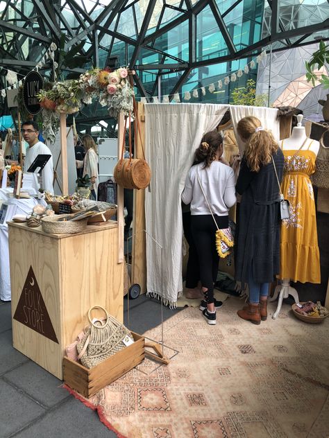 Pop Up Tent Boutique Ideas, Bohemian Market Stall, Pop Up Clothing Boutique Display, Market Set Up Ideas Clothing, Clothing Booth Design, Boutique Pop Up, Clothing Market Stall, Pop Up Boutique Display, Boutique Pop Up Shop Display Ideas