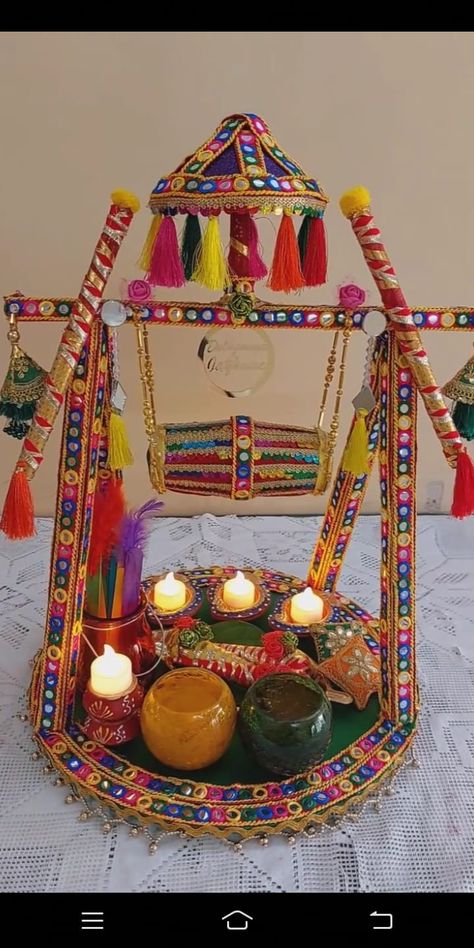 Teej Thali Decoration, Mehendi Moli Packing Idea, Vana Decoration, Thali Decoration Ideas Handmade, Navratri Aarti Thali Decoration Ideas, Aarti Thali Decoration Ideas, Aarti Decoration, Mehndi Platter, Holi Decor