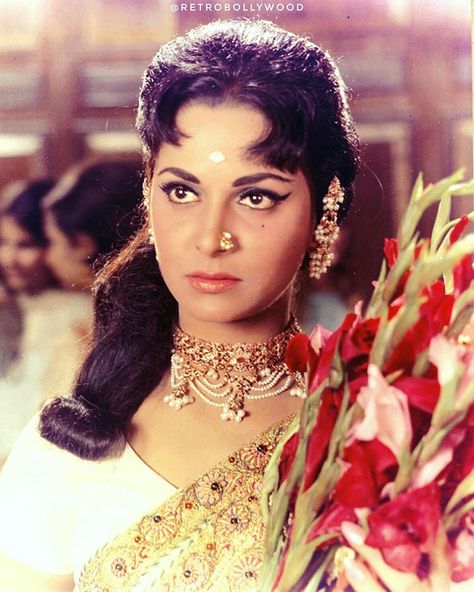 Prem Pujari February 6, 1970. Dev and Neeraj had met at a mushaira in 1955–56. The actor liked Neeraj’s poetry and left with the promise… Waheeda Rehman, Indian Retro, Coloured People, Bollywood Pictures, Indian Star, Vintage Bollywood, Bollywood Jewelry, Asian Celebrities, Real Beauty