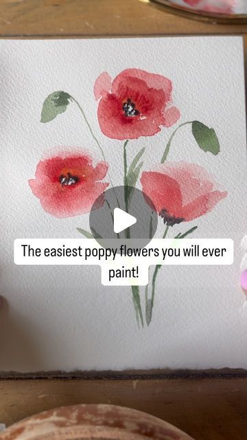 Bree Copley on Instagram: "P O P P I E S ! You will be amazed at how simple and easy it is to paint these poppies. I hope you try it out and experiment with different colors! Did you know there are many different colors of poppies!?! Even black poppies !🤩. Bellow are detailed instructions and a few tips and tricks to help you make these loose watercolor poppy flowers! Steps 1. Load up your brush with a good amount of watercolor. ( you can use an oval brush or small round wash brush ) Make an outline of an oval make sure to leave the center open. This will be the center of your poppy. You can place the oval however you want depending on what way you want your poppy flower facing. 2. Do not rinse your brush, just give it a quick dip in water and use that to drag the color from the o Poppy Watercolor Painting Simple, Easy Watercolor Poppies, How To Paint A Poppy, Poppy Watercolor Tutorial, Painting Poppies Acrylic, Watercolor Poppy Flower, Watercolor Poppies Tutorial, How To Paint Poppies, Making Poppies