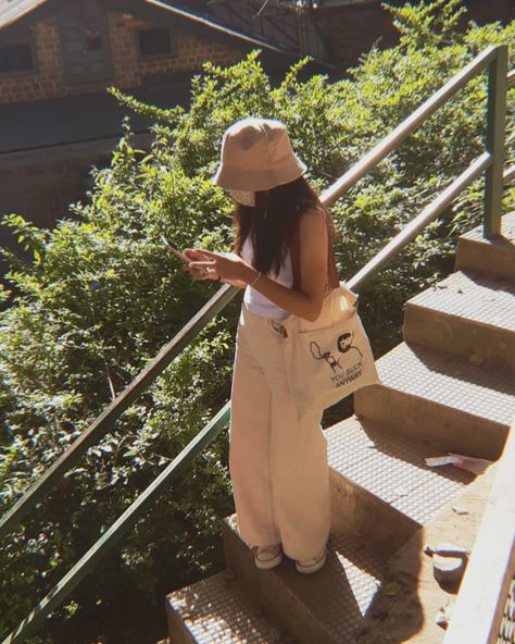 Fits With Bucket Hats, Beige Bucket Hat Outfit Summer, Cream Bucket Hat Outfit, Women’s Bucket Hat Outfit, Styling Bucket Hat Women, Styling Bucket Hats, Bucket Hat Styling, How To Style Bucket Hats Women, Poses With Bucket Hat