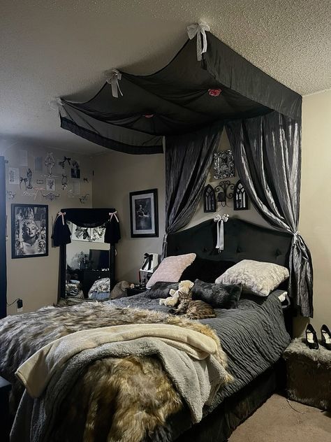 Dark Style Bedroom, Gothic Princess Room, Goth Romantic Bedroom, Grey Coquette Room, Dr Room Ideas, Grey Bed Frame Room Ideas, Dark Coquette Room Inspiration, Twin Bed Inspo Aesthetic, Black Coquette Room