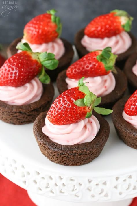 Dessert Buffets Ideas, Chocolate Cookie Cups, Craving Food, Finger Desserts, Cookie Cups Recipe, Dessert Oreo, Mini Cheesecake Recipes, Cheesecake Chocolate, Dessert Bites