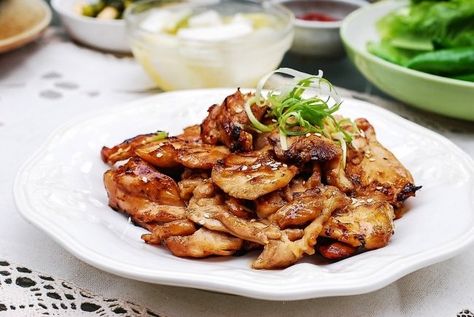 Korean chicken bulgogi on a plate Dak Bulgogi, Chicken Bulgogi Recipe, Korean Bapsang, Chicken Bulgogi, Korean Bbq Chicken, Spicy Cucumber Salad, Quick Chicken Dinner, Bulgogi Recipe, Korean Chicken