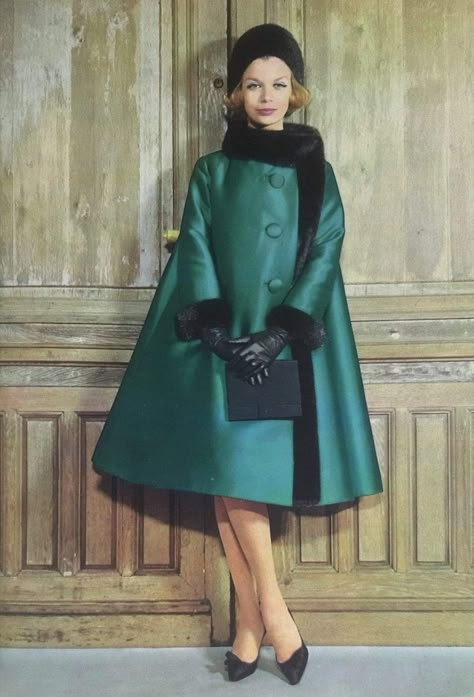 Fashion 1960s, Sixties Fashion, Look Retro, Vintage Couture, Green Coat, 1960s Fashion, Moda Vintage, 60s Fashion, Vintage Glamour