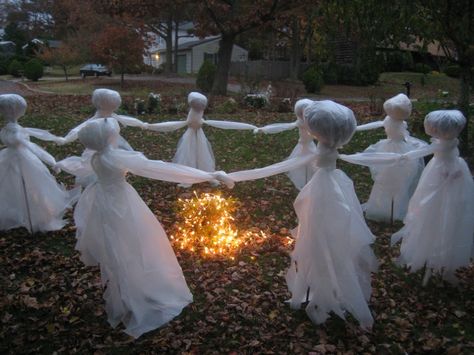 50 Astounding But Easy DIY Outdoor Halloween Decoration Ideas Halloween Lawn Ghosts, Jar Decoration Ideas, Dancing Ghost, Lawn Ghosts, Diy Halloween Dekoration, Outside Halloween Decorations, Halloween Lawn, Halloween Diy Outdoor, Hallowen Ideas