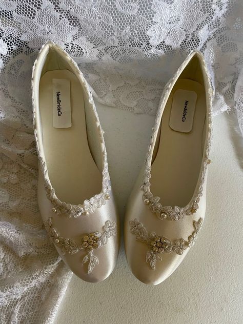 Lace With Pearls, White Flat Shoes, How To Dye Shoes, Ballet Style, Ballerina Slippers, Shoes Silver, Stunning Style, Wedding Flats, Wedding Sash