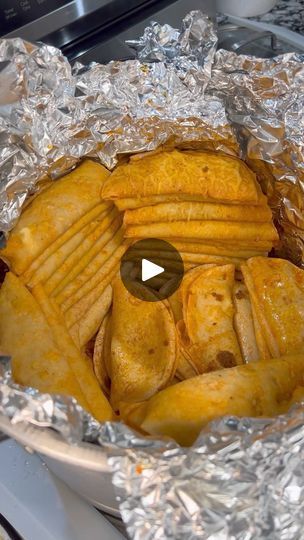 Tacos sudados 😋 | By Olga GonzalezFacebook Tacos Ahogados, Tacos Al Vapor, Tacos Mexicanos, Pumpkin Recipes Dessert, Thai Chicken, Recipes Dessert, Taco Recipes, Chicken Tacos, Beef Steak