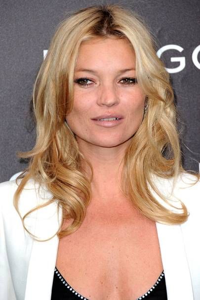 Lighten those locks and wear your shoulder-length tresses loose and [link url="https://www.glamourmagazine.co.uk/gallery/best-curly-hairstyles"]curly[/link]. Where [link url="http://www.glamourmagazine.co.uk/person/kate-moss"]Kate Moss[/link] leads, we follow. Rollers On Curly Hair, Shoulder Length Curls, Golden Brown Hair Color, Blonde Celebrities, Pretty Blonde Hair, Easy Little Girl Hairstyles, Golden Brown Hair, Perfect Blonde, Cute Short Haircuts