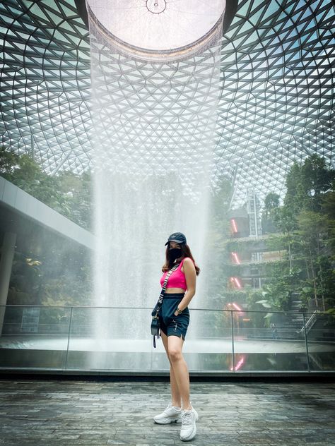 Singapore Airport Outfit, Jewel Changi Airport Pose, Singapore Ootd Travel Outfits, Singapore Holiday Outfit, Changi Airport Singapore Outfit, Jewel Airport Singapore, Sg Outfit Ideas, Jewel Changi Airport Photoshoot, Singapore Trip Outfit