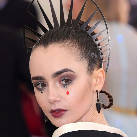 Lily Collins Met Gala, Lily Collins Makeup, Met Gala Red Carpet, Paris Jackson, Dark Makeup, Black Halo, Donatella Versace, Lily Collins, Looks Style