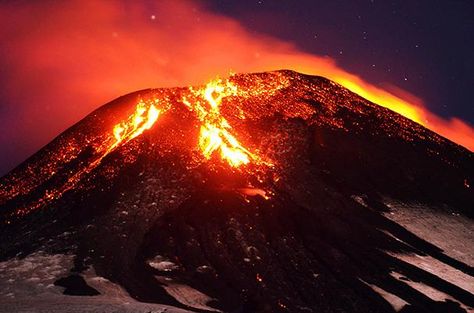 Vulcano Che Erutta, City Of Ash, Volcano Explosion, Volcano Wallpaper, Volcano Photos, Erupting Volcano, Mountain Wallpaper, Lava Flow, Active Volcano