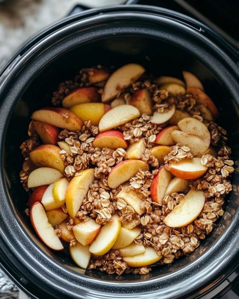 Hands down, the only dessert my hubby will eat during the fall! Apple Crisp In Crockpot, Apple Crisp Slow Cooker, Apple Crisp Healthy, Apple Crockpot Recipes, Oatmeal Apple Crisp, Slow Cooker Dip Recipes, Slow Cooker Apple Crisp, Crockpot Apple Crisp, Slow Cooker Dessert