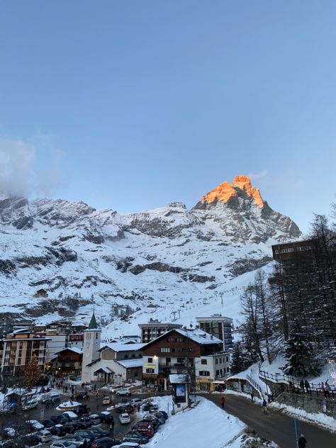 Cervinia Italy Skiing, Cervinia Italy, Skiing Aesthetic, Vision 2025, Im Coming Home, Object Photography, Paradise On Earth, Innsbruck, Mountain Landscape