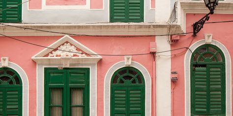 There's a reason it's a classic. Dark Green House Exterior, Green House Exterior, Green Roof House, Life In Pink, Green Shutters, White Shutters, Green Windows, Stucco Homes, Good Color Combinations