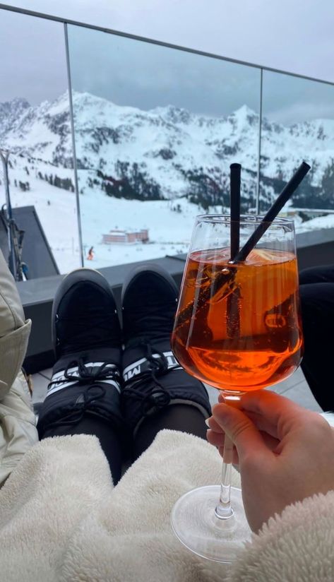 📍 Austria Aspen Skiing, Ski Trip Aesthetic, Austria Winter, Downhill Skis, Skiing Aesthetic, Ski Aesthetic, Snowboarding Style, Ski Holidays, Ski Season